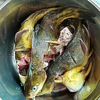 快手菜砂锅焗黄骨鱼的做法图解1