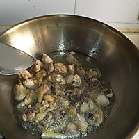 青椒干煸鸡块的做法图解3