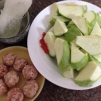 丝瓜炖肉丸粉丝的做法图解1