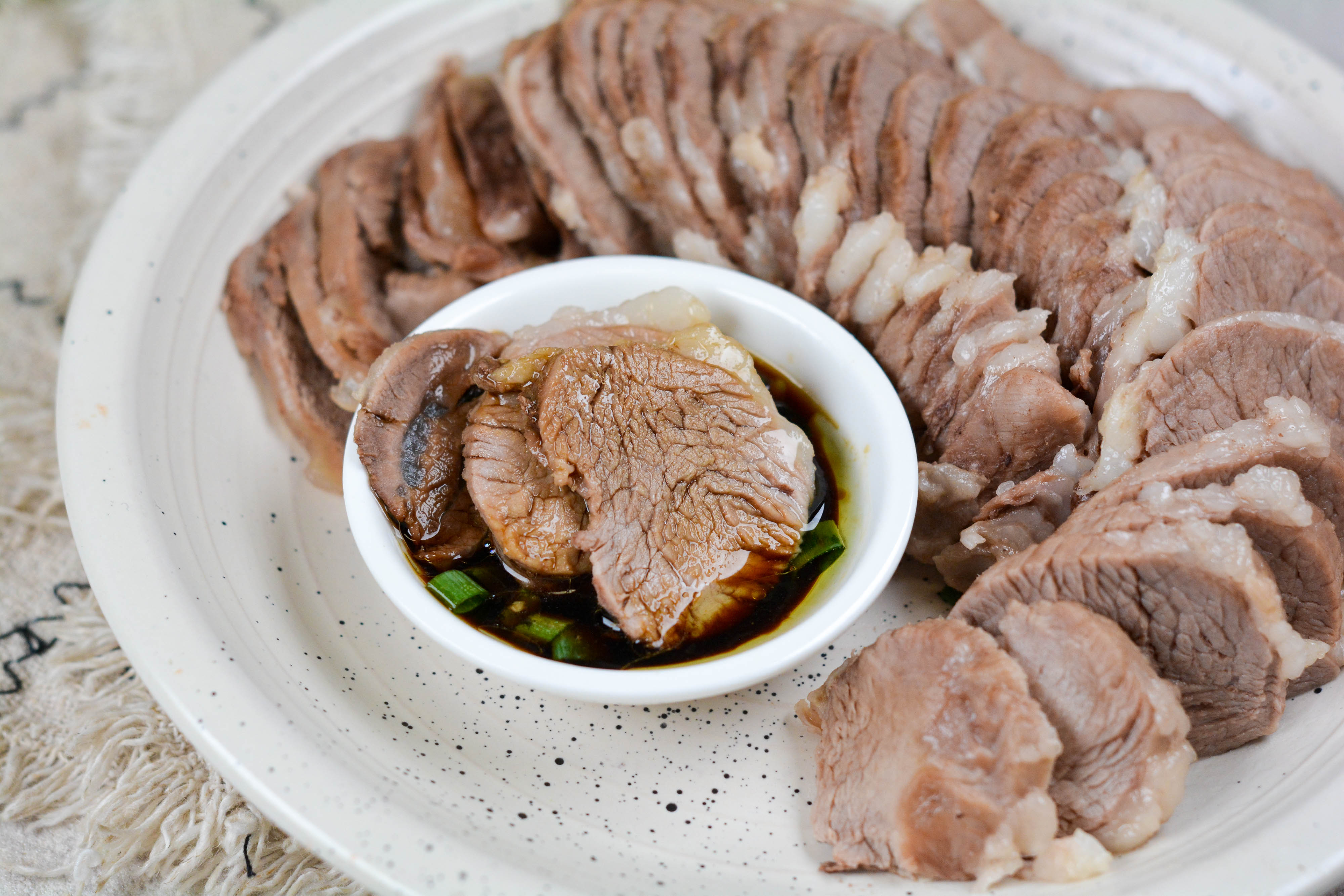 内蒙古「乌珠穆沁羊肉」是一道什么样的美食？有什么特色？ - 知乎