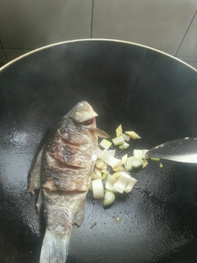 鲫鱼豆腐汤的做法图解5