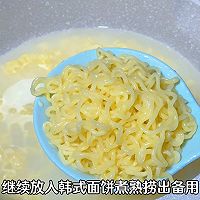 #暖冬酱在手，嗨吃部队锅#辣炒芝士年糕泡面的做法图解7