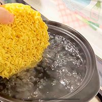 煮泡面的做法图解1