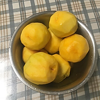 黄桃罐头的做法图解1