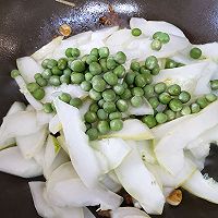 #让每餐蔬菜都营养美味#下饭的肉沫老黄瓜烧豌豆的做法图解6