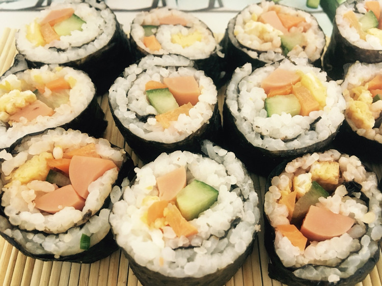 胡萝卜青瓜火腿鸡蛋寿司的做法