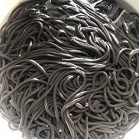 蒜香蕨根粉的做法图解2