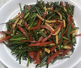 韭菜花炒辣椒和鸡胸片的做法