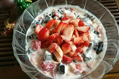 草莓酸奶龟苓膏
