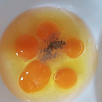 马哈鱼籽煎鸡蛋的做法图解2