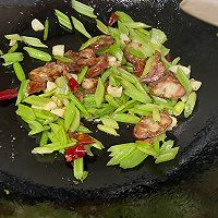 芹菜炒腊肠的做法图解4