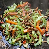 肉丝炒苦瓜的做法图解6