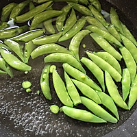 豌豆荚炒蛋的做法图解3
