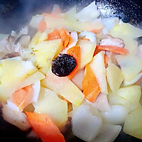 #味达美名厨福气汁，新春添口福#洋葱香菇胡萝卜炒土豆片的做法图解9