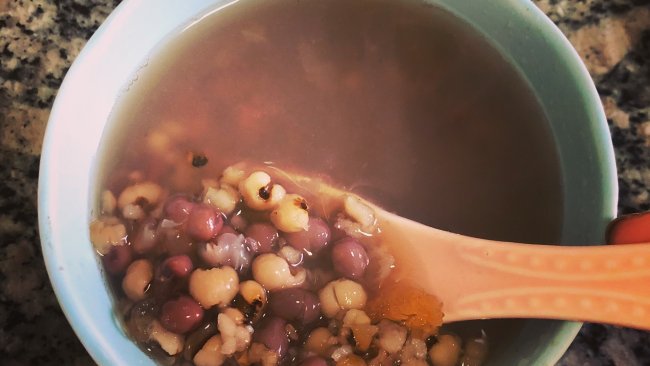 红豆薏米银耳桃胶汤的做法