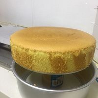 草莓、树莓夹心可可奶油蛋糕的做法图解1
