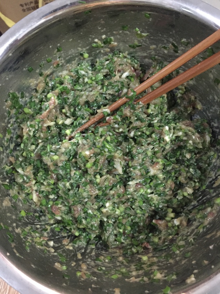 韭菜虾肉三鲜饺子的做法图解1