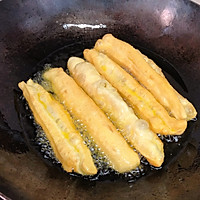 在#憋在家里吃什么#在家也能炸出香脆蓬松的油条的做法图解8