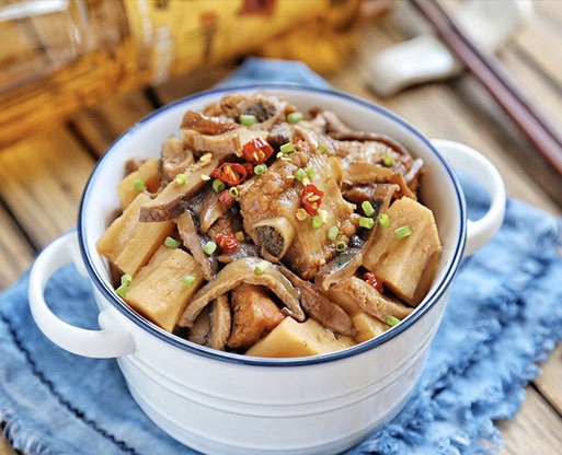 Stewed spareribs with mushrooms and lotus root