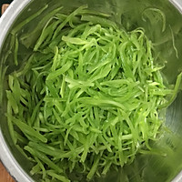 凉拌莴笋丝的做法图解3