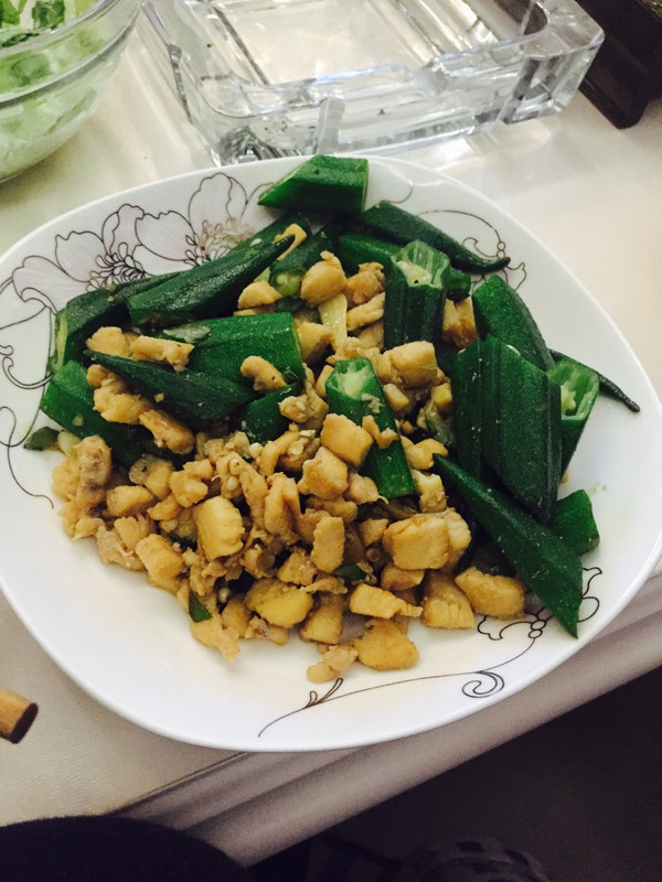 秋葵炒鸡胸肉