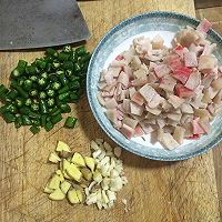 辣椒炒猪皮的做法图解2