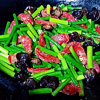 #味达美名厨福气汁，新春添口福#蒜苔木耳炒腊肠的做法图解9