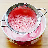 两种纯天然果汁混搭出不一样的口感——西瓜青提果冻杯 的做法图解3