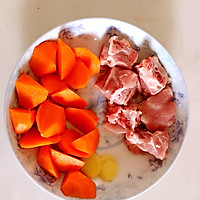 胡萝卜排骨汤 豌豆饭的做法图解1