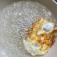 南瓜番茄鸡蛋虾仁汤的做法图解3
