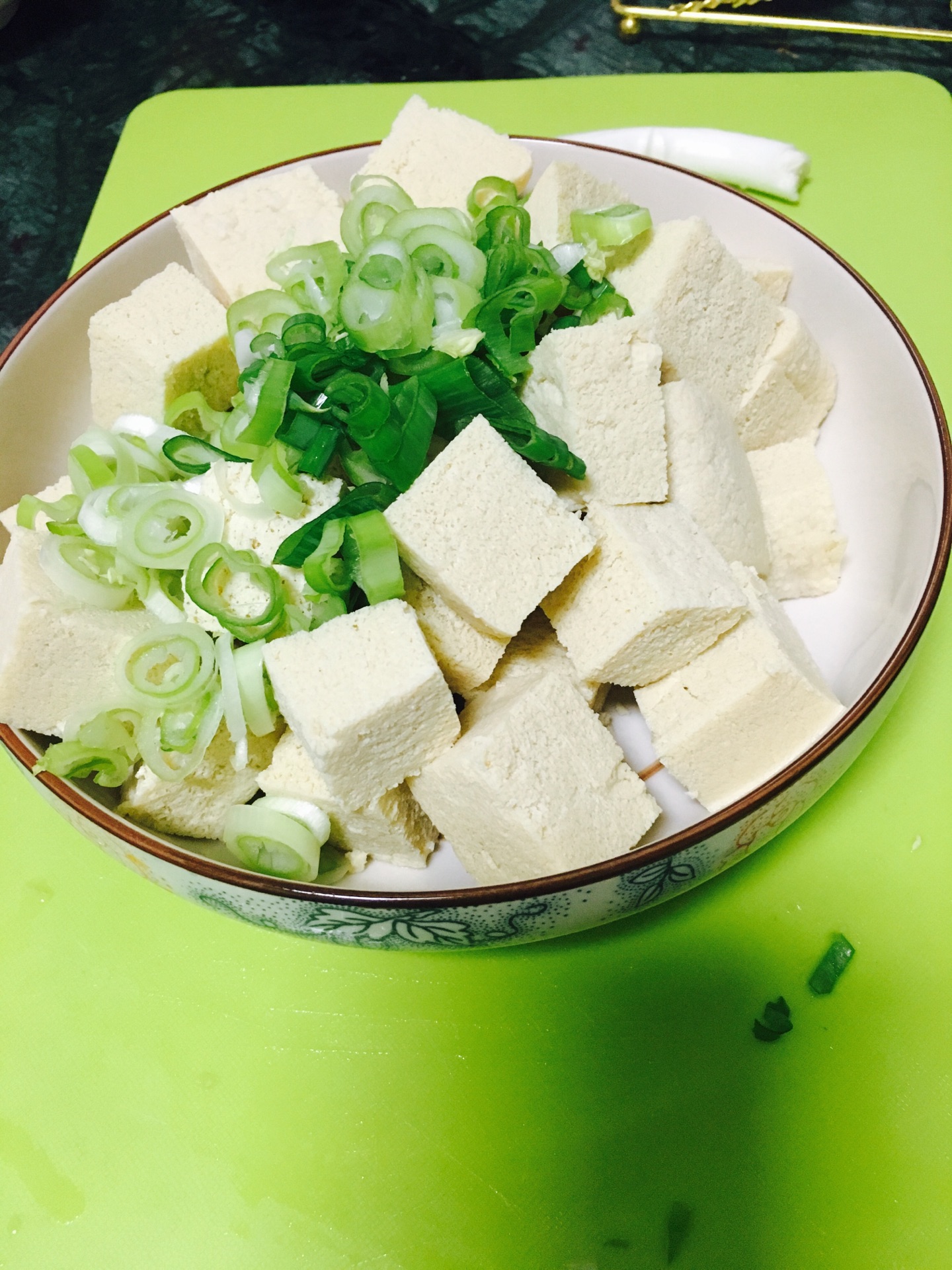 油豆腐炖娃娃菜怎么做_油豆腐炖娃娃菜的做法_子言厨房_豆果美食