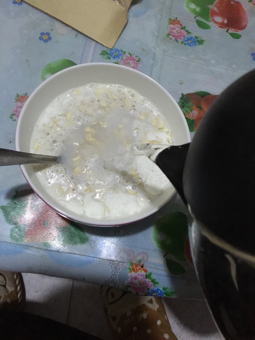 椰奶燕麦蔓越莓粥的做法图解3