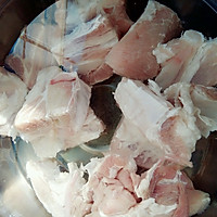 冬日里的一碗玉米排骨汤的做法图解2