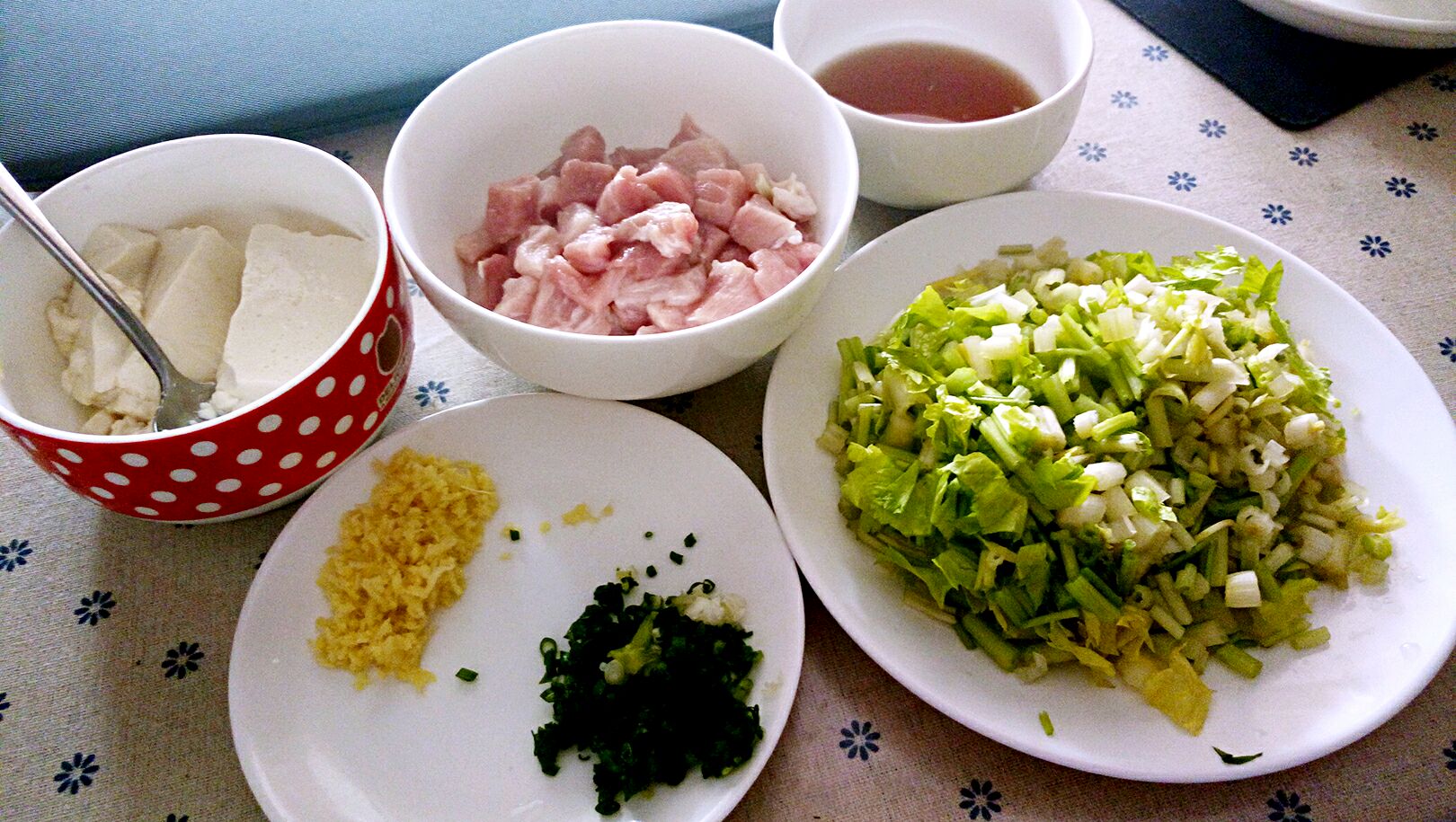 芹菜饺子馅好吃有秘诀，教你调馅方法，鲜嫩多汁，出锅一口一个 - 哔哩哔哩