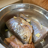 #暖冬酱在手，嗨吃部队锅#酱焖黄花鱼的做法图解1