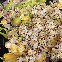 青椒李子炒饭的做法图解5