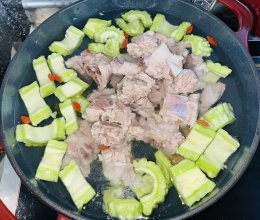 苦瓜绿豆排骨汤的做法