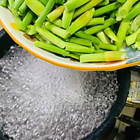 #李锦记X豆果 夏日轻食美味榜#红肠炒蒜苔的做法图解2