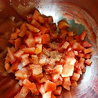 番茄臘腸沙拉的做法图解1
