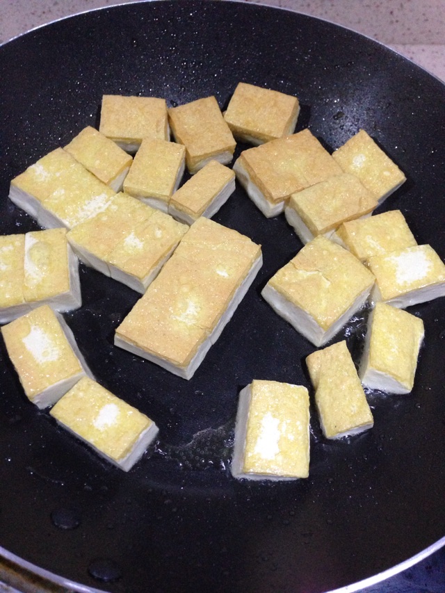 煎豆腐伴金针菇的做法图解2