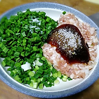 酥皮韭菜肉沫饼的做法图解1