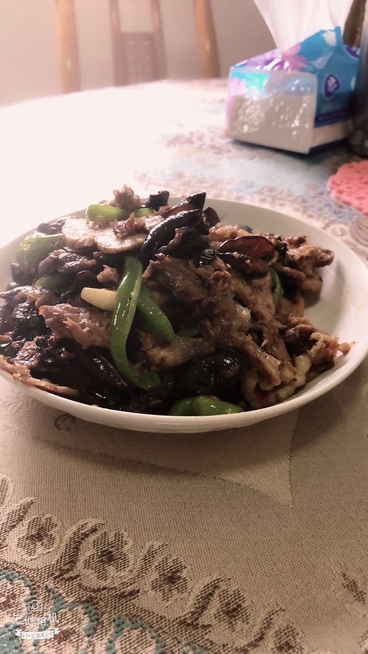 青椒木耳炒猪头肉的做法