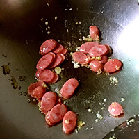 猪肉肠炒南瓜苗的做法图解4