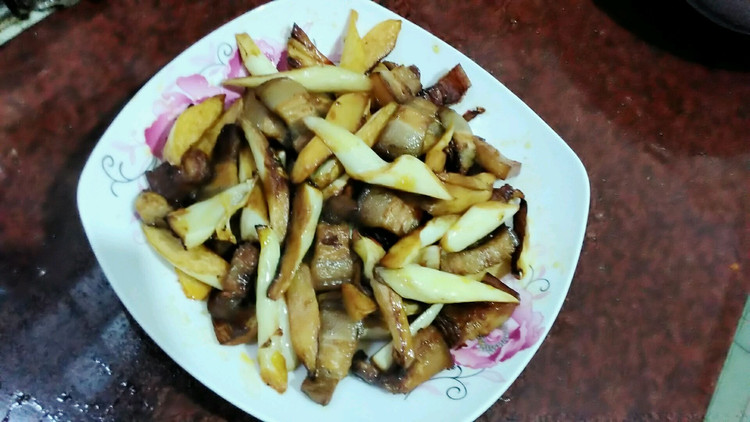 五花肉炒茭白的做法