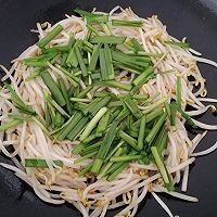 绿豆芽炒韭菜的做法图解6