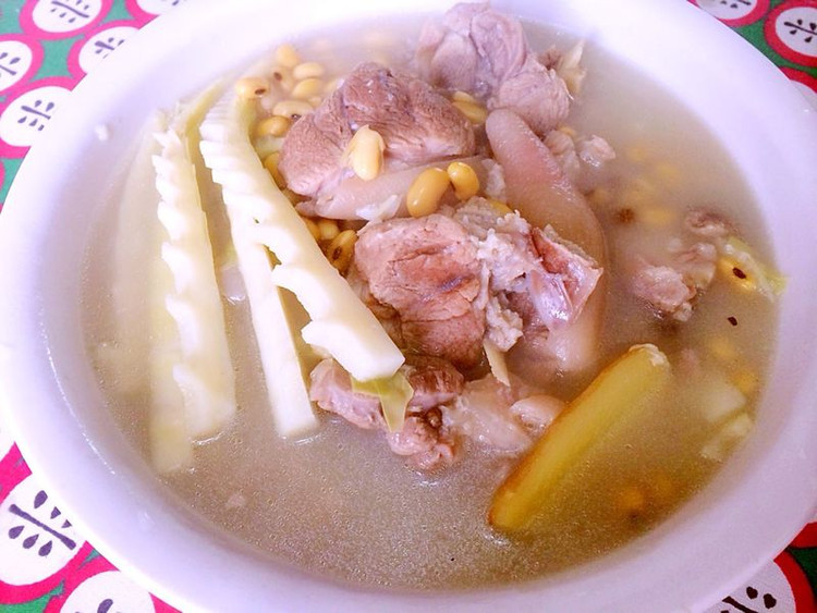 蹄膀黄豆鲜笋汤的做法