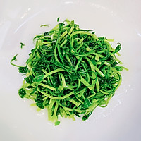 香油鸡汁豆苗旋的做法图解5