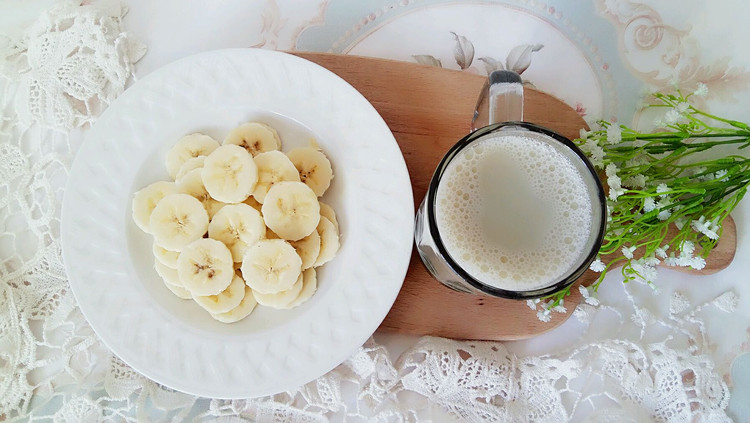 杂粮豆浆配香蕉，简单营养晚餐的做法