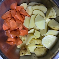 红咖喱土豆鸡腿的做法图解2