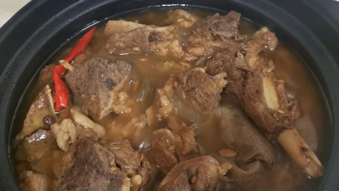 卤牛腩